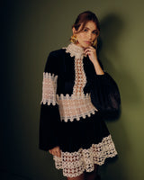 Vestido Curto com Renda Contrastante