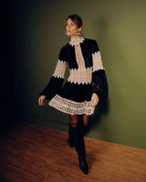 Vestido Curto com Renda Contrastante