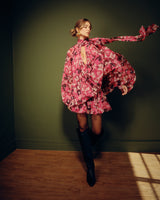 Vestido Curto Floral com Gola Alta