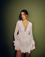 Vestido Curto com Amarração Frontal e Renda