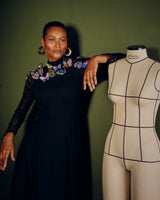 Vestido Longo com Renda e Bordado Floral Aplicado